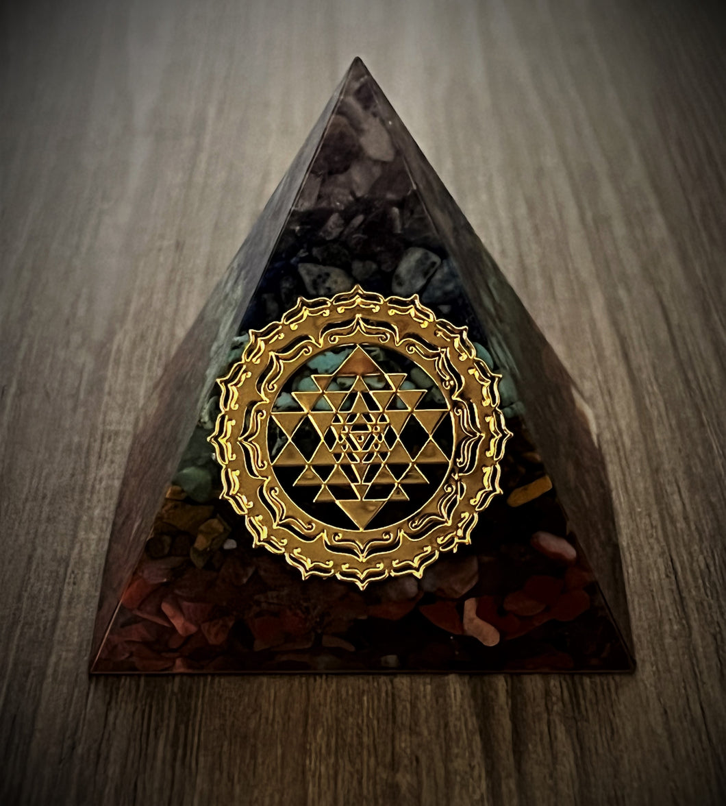 Crystal Pyramid Mix Clear Quartz, Amethyst, Lapis Lazuli, Amazonite, Rose Quartz y Red Jasper  CODE 1021